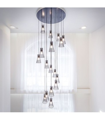 Eine fest installierte LED-Lampe sorgt für konstante Beleuchtung ohne Ladeunterbrechungen.