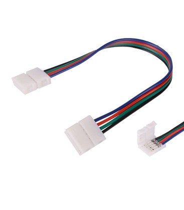 Installation eines RGB-Verbinders für LED-Streifen in einem professionellen Lichtprojekt.
