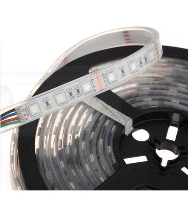 Nahaufnahme eines 14W pro Meter RGB LED-Streifens zur Detailansicht der Leiterbahnen.