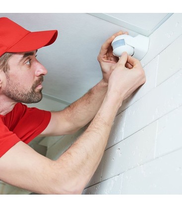 Installation eines PIR-Bewegungsmelders zur automatischen Steuerung der Treppenbeleuchtung.