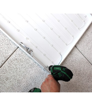 Detailansicht der direkten Montage eines LED Panels mit integriertem Rahmen an der Decke.