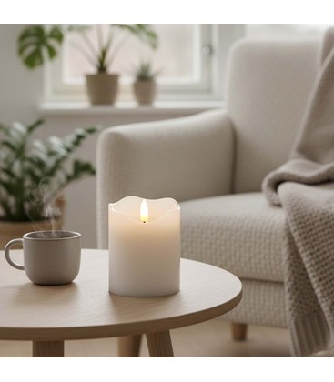 Eine brennende LED Stumpenkerze aus Echtwachs sorgt für gemütliches Licht im Wohnraum.