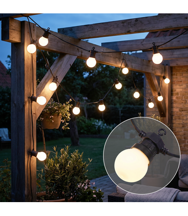 Warmweiße LED-Lichterkette im Außeneinsatz über einer Terrasse gespannt.