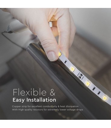 Installation eines LED-Streifens mit Fokus auf die Positionierung des Netzteils