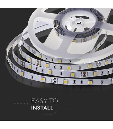 Montage eines LED-Streifens auf einer glatten Oberfläche zur Demonstration der Materialhaftung.